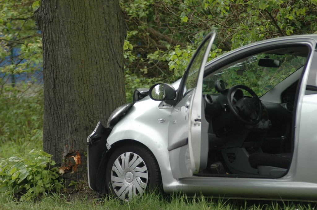 PKW gegen Baum Godorf Godorfer Hauptstr P15.jpg